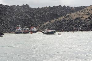 Passagierschiff in der Nähe der Insel Santorini. foto