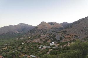 die straße entlang der hügel und berge auf der insel kreta. foto