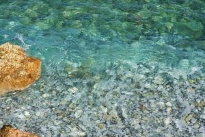 Steine unter dem Meer, türkisfarbenes Wasser.