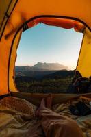 gelbes Camping am Berg foto