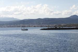 das Meer und die Berge von Kreta. foto