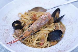 Spaghetti mit Garnelen,Tomaten und gehackter Petersilie foto