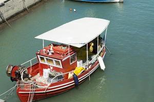 kleines Fischerboot am Dock. foto