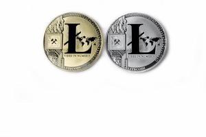 Hand hält einen Litecoin auf weißem Hintergrund. foto