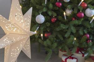 Weihnachtsschmuck, Weihnachtsbaum, Geschenke, Neujahr foto