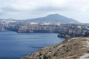 Weitläufige Landschaft mit Blick auf die Insel Santorini, Griechenland foto