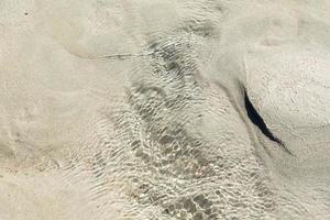 weiche Welle des blauen Ozeans am Sandstrand. foto