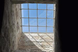öffnendes Fenster mit Gittern im Gefängnis. foto
