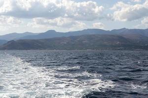 das Meer und die Berge von Kreta. foto