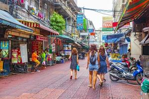 bangkok thailand 22. mai 2018 typisch bunte einkaufsstraßen chinatown yaowarat road bangkok thailand.