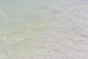 Textur des klaren Sandbankwassers Holbox Island Beach in Mexiko. foto