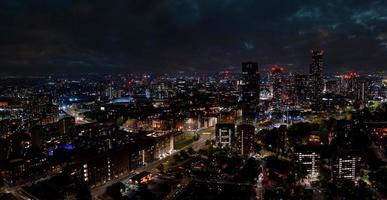 Luftaufnahme von Manchester, Großbritannien bei Nacht. foto