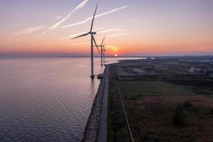 Luftaufnahme der Windkraftanlagen. Ökologische Energieerzeugung aus Ökostrom. Windpark Öko-Feld. Offshore- und Onshore-Windmühlenpark grüne Energie auf See foto