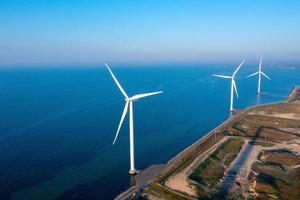 Luftaufnahme der Windkraftanlagen. Ökologische Energieerzeugung aus Ökostrom. Windpark Öko-Feld. Offshore- und Onshore-Windmühlenpark grüne Energie auf See foto