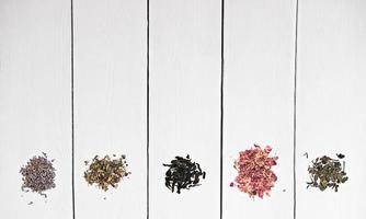 verschiedene Arten von Teeblättern auf Holzhintergrund. foto