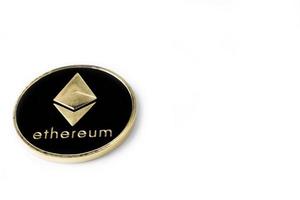 einzelne echte Münze der Kryptowährung Silberethereum isoliert auf weißem Hintergrund foto