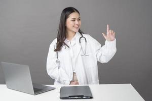 Arzt berührt digitalen Bildschirm foto
