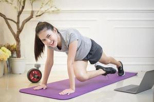 Fitness-Frauenübung zu Hause foto