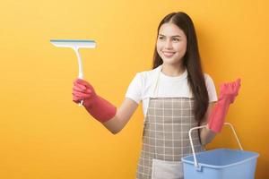 schöne Frau Haushälterin Porträt auf gelbem Hintergrund foto
