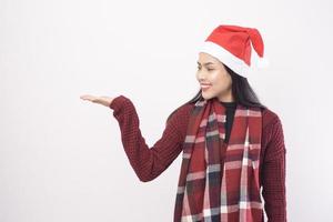 Porträt der jungen lächelnden Frau mit rotem Weihnachtsmann-Hut isolierten weißen Hintergrundstudio. foto