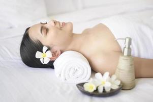 Eine schöne Frau entspannt und hat Massage im Spa-Resort, Massage- und Schönheitsbehandlungskonzept. foto