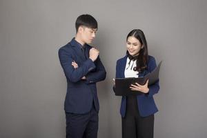 Porträt des Geschäftsmannes und der professionellen Beratergeschäftsfrau im Studio foto