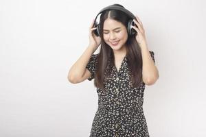 Musikliebhaberin genießt mit Headset auf weißem Hintergrund foto