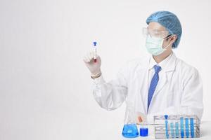 Arzt hält infizierten Covid-19-Bluttest auf weißem Hintergrund foto