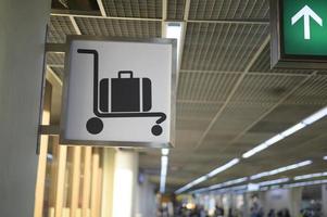 Kofferschild am internationalen Flughafen foto