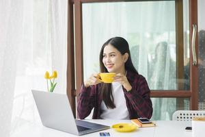 Schöne Frau arbeitet mit Laptop im Café? foto