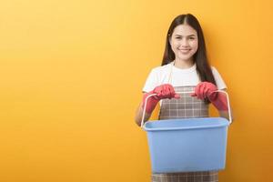 schöne Frau Haushälterin Porträt auf gelbem Hintergrund foto
