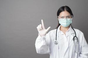 Arzt berührt digitalen Bildschirm foto