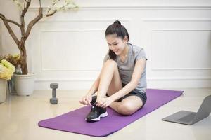 Fitness-Frauenübung zu Hause foto