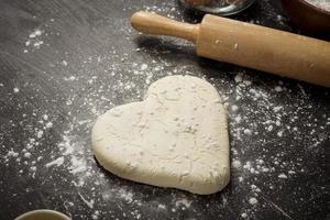 Zutaten Bäckerei auf schwarzem Holztisch foto