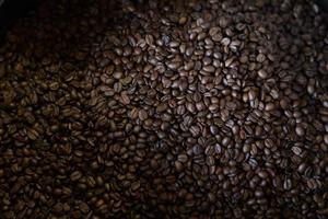 Kaffeebohnen werden in der Röstermaschine im Café geröstet. foto