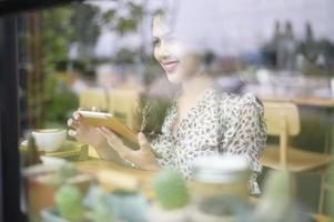 eine junge schöne frau arbeitet im café foto