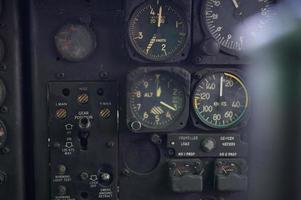 Nahaufnahme von alten Vintage-Flugzeug-Cockpit-Flugdeck-Bedienfeld? foto