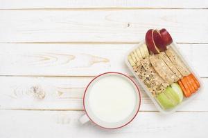 Diätkost für gesunde Ernährung auf weißem Holzuntergrund