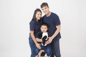 glückliche asiatische familie genießt mit sohn im studio foto