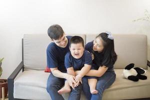 glückliche Familie genießt zu Hause auf dem Sofa, Sicherheitskonzept für Heimaktivitäten foto