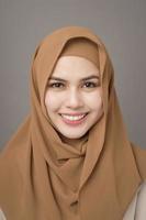 Nahaufnahme schöne Frau mit Hijab auf grauem Hintergrund foto