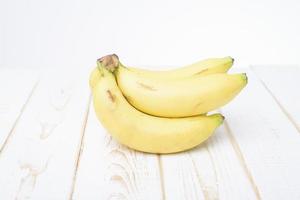 Banane auf weißem Holzuntergrund foto