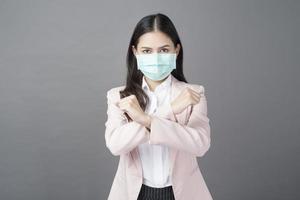 Geschäftsfrau trägt chirurgische Maske, Geschäftsschutzkonzept