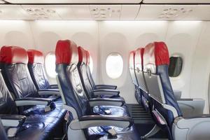 Hintergrund der leeren Sitze der Flugzeugreihe an Bord, Reise- und Transportkonzept foto