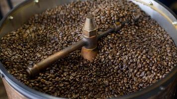 Kaffeebohnen werden in der Röstermaschine im Café geröstet. foto