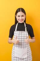 glückliches weibliches Kochporträt auf gelbem Hintergrund