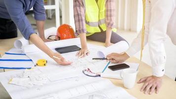 Ingenieure aus der Nähe sind Analytik-Baupläne mit Blaupause im Büro foto