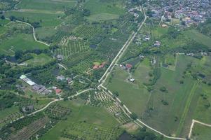 Luftbildfoto vom Flugzeug der Stadt und des klaren Himmels. foto