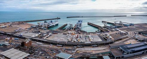 Luftaufnahme des Hafens und der nebeneinander geparkten Lastwagen in Dover, Großbritannien. foto