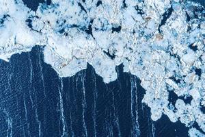 Schnee und Eis. Eisbrecher. Eisberg. arktischer Ozean. Arktis, Antarktis, Antarktis, gefrorenes Wasser, schneebedecktes Wasser mit Eis. Schnee auf Eis. kalt. zerbrechlich. Winter. raues Klima. das Eis auf dem Wasser. foto
